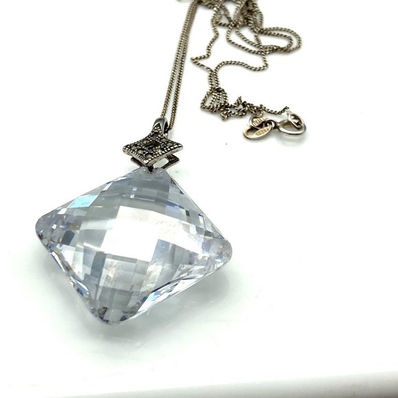 Stunning Faceted Crystal Pendant with Sterling Silver Marcasite Bale on Delicate - Picture 4 of 6